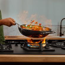 Bolero Squad GN 5800S Eternal Nano Glass Placa de gas, 5 fuegos, preparada para instalación a GAS NATURAL acabado en cristal negro mate, parrillas individuales de hierro fundido, potencia de 13,1kW, quemador eternal con soporte WOK, encendido eléctrico, sistema de seguridad de las válvulas, para gas natural y accesorios para la conversión de gas incluído.