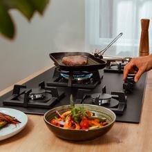 Bolero Squad GN 5800S Eternal Nano Glass Placa de gas, 5 fuegos, preparada para instalación a GAS NATURAL acabado en cristal negro mate, parrillas individuales de hierro fundido, potencia de 13,1kW, quemador eternal con soporte WOK, encendido eléctrico, sistema de seguridad de las válvulas, para gas natural y accesorios para la conversión de gas incluído.