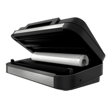 Sigillatrice sottovuoto Sealvac Roll&Cut 950. Vuoto a 95 kPa. 125 W. Doppia sigillatura fino a 30 cm (sacchetti e rotoli). 3 modalità (asciutto/umido/umido Plus) + 2 impostazioni di pressione (normale/delicata). Portarotolo con taglierina. Vaschetta raccogligocce rimovibile. Funzione di gonfiaggio. Include 2 rotoli (28×300 cm).