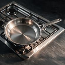 Panela Autore+ de 28 cm. Frigideira de aço inoxidável de 28 cm.