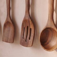 Conjunto Nature de 12 peças com 12 utensílios de madeira de acácia e tampa.