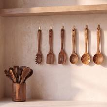 Conjunto Nature de 12 peças com 12 utensílios de madeira de acácia e tampa.