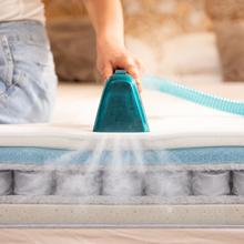 Conga Carpet&Spot Clean 15000 Steam Elite. Limpiatapicerías 3 en 1 con función vapor que pulveriza, aspira y limpia en una pasada. Incorpora motor de 600 W, caldera de 1200 W y vapor a ≥60 ºC para una limpieza más profunda. Cuenta con succión de hasta 12 kPa, depósitos de 1600 ml (agua limpia) y 1500 ml (agua sucia). Incluye 16 accesorios para tapicerías, manchas y limpieza con vapor en múltiples superficies.
