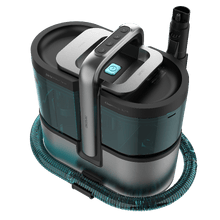 Conga Carpet&Spot Clean 15000 Steam Elite. Limpiatapicerías 3 en 1 con función vapor que pulveriza, aspira y limpia en una pasada. Incorpora motor de 600 W, caldera de 1200 W y vapor a ≥60 ºC para una limpieza más profunda. Cuenta con succión de hasta 12 kPa, depósitos de 1600 ml (agua limpia) y 1500 ml (agua sucia). Incluye 16 accesorios para tapicerías, manchas y limpieza con vapor en múltiples superficies.