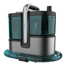 Conga Carpet&Spot Clean 15000 Steam Elite. Limpiatapicerías 3 en 1 con función vapor que pulveriza, aspira y limpia en una pasada. Incorpora motor de 600 W, caldera de 1200 W y vapor a ≥60 ºC para una limpieza más profunda. Cuenta con succión de hasta 12 kPa, depósitos de 1600 ml (agua limpia) y 1500 ml (agua sucia). Incluye 16 accesorios para tapicerías, manchas y limpieza con vapor en múltiples superficies.