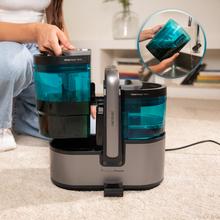 Conga Carpet&Spot Clean 15000 Steam Elite. Limpiatapicerías 3 en 1 con función vapor que pulveriza, aspira y limpia en una pasada. Incorpora motor de 600 W, caldera de 1200 W y vapor a ≥60 ºC para una limpieza más profunda. Cuenta con succión de hasta 12 kPa, depósitos de 1600 ml (agua limpia) y 1500 ml (agua sucia). Incluye 16 accesorios para tapicerías, manchas y limpieza con vapor en múltiples superficies.