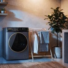 Lavatrice-asciugatrice 2 in 1 Bolero DressCode Wash&Dry 85610 Titanium, colore Titanium, capacità 8/5 kg, classe A/D, 1400 giri/min e motore Inverter Plus: 15 programmi con sistemi intelligenti OnSmart e Fuzzy Logic, asciugatura automatica, programmi a vapore SteamMax e stabilizzazione intelligente Smooth Wash, cestello con design Space Pro e Pearl Drum, con gomma antibatterica e funzioni Drum Clean, Stop&Go, Delay End e Kidlock.