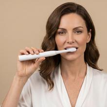 Escova de dentes elétrica sônica recarregável ToothCare Sonic White com 3 modos de escovação, temporizador de 2 minutos e alertas de quadrante a cada 30 segundos. Inclui 2 cabeças de escova e indicador LED.