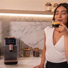 Cremmaet Stretta Cafetera superautomática con bomba de 19 bares, potencia de 1500 W y molinillo integrado. Prepara Espresso, Americano, Lungo y doble espresso con un solo toque. Diseño compacto con pantalla táctil LED, limpieza automática y mantenimiento sencillo.
