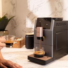 Cremmaet Stretta Cafetera superautomática con bomba de 19 bares, potencia de 1500 W y molinillo integrado. Prepara Espresso, Americano, Lungo y doble espresso con un solo toque. Diseño compacto con pantalla táctil LED, limpieza automática y mantenimiento sencillo.
