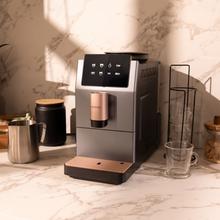 Cremmaet Stretta Cafetera superautomática con bomba de 19 bares, potencia de 1500 W y molinillo integrado. Prepara Espresso, Americano, Lungo y doble espresso con un solo toque. Diseño compacto con pantalla táctil LED, limpieza automática y mantenimiento sencillo.