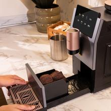 Cremmaet Stretta Cafetera superautomática con bomba de 19 bares, potencia de 1500 W y molinillo integrado. Prepara Espresso, Americano, Lungo y doble espresso con un solo toque. Diseño compacto con pantalla táctil LED, limpieza automática y mantenimiento sencillo.