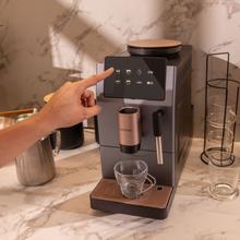Cremmaet Stretta Steam Cafetera superautomática con de 19 bares, potencia de 1500 W y molinillo integrado. Prepara Espresso, Americano, Lungo y doble espresso con un solo toque, incorpora vaporizador de leche para cappuccinos y lattes. Diseño compacto con pantalla táctil LED, limpieza automática y mantenimiento sencillo.