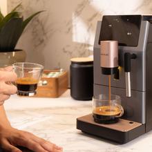 Cremmaet Stretta Steam Cafetera superautomática con de 19 bares, potencia de 1500 W y molinillo integrado. Prepara Espresso, Americano, Lungo y doble espresso con un solo toque, incorpora vaporizador de leche para cappuccinos y lattes. Diseño compacto con pantalla táctil LED, limpieza automática y mantenimiento sencillo.