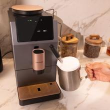 Cremmaet Stretta Steam Cafetera superautomática con de 19 bares, potencia de 1500 W y molinillo integrado. Prepara Espresso, Americano, Lungo y doble espresso con un solo toque, incorpora vaporizador de leche para cappuccinos y lattes. Diseño compacto con pantalla táctil LED, limpieza automática y mantenimiento sencillo.