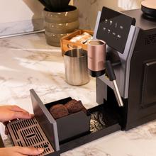 Cremmaet Stretta Steam Cafetera superautomática con de 19 bares, potencia de 1500 W y molinillo integrado. Prepara Espresso, Americano, Lungo y doble espresso con un solo toque, incorpora vaporizador de leche para cappuccinos y lattes. Diseño compacto con pantalla táctil LED, limpieza automática y mantenimiento sencillo.