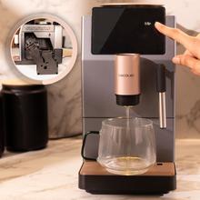 Cremmaet Stretta Steam Cafetera superautomática con de 19 bares, potencia de 1500 W y molinillo integrado. Prepara Espresso, Americano, Lungo y doble espresso con un solo toque, incorpora vaporizador de leche para cappuccinos y lattes. Diseño compacto con pantalla táctil LED, limpieza automática y mantenimiento sencillo.
