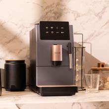 Cremmaet Stretta Steam Cafetera superautomática con de 19 bares, potencia de 1500 W y molinillo integrado. Prepara Espresso, Americano, Lungo y doble espresso con un solo toque, incorpora vaporizador de leche para cappuccinos y lattes. Diseño compacto con pantalla táctil LED, limpieza automática y mantenimiento sencillo.