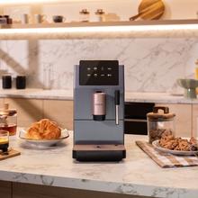 Cremmaet Stretta Steam Cafetera superautomática con de 19 bares, potencia de 1500 W y molinillo integrado. Prepara Espresso, Americano, Lungo y doble espresso con un solo toque, incorpora vaporizador de leche para cappuccinos y lattes. Diseño compacto con pantalla táctil LED, limpieza automática y mantenimiento sencillo.