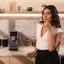 Cremmaet Stretta Steam Cafetera superautomática con de 19 bares, potencia de 1500 W y molinillo integrado. Prepara Espresso, Americano, Lungo y doble espresso con un solo toque, incorpora vaporizador de leche para cappuccinos y lattes. Diseño compacto con pantalla táctil LED, limpieza automática y mantenimiento sencillo.