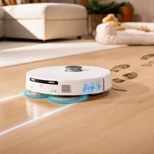 Conga Q200. Robot aspirateur et laveur de sols avec serpillères rotatives réglables. La serpillère droite s'étend sur 55 mm. Aspiration de 25 000 Pa et détection d'obstacles avancée. Nettoyage automatique de la base avec séchage à air chaud. Couverture à 100 % des coins. Brosse anti-emmêlement sans poils. Autonomie de 280 minutes.