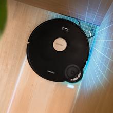 Conga Q300. Robot aspirateur et laveur de sols avec serpillères rotatives réglables. La serpillère droite s'étend sur 55 mm. Aspiration de 25 000 Pa et détection d'obstacles avancée. Nettoyage automatique de la base à l'eau chaude et au détergent, suivi d'un séchage à l'air chaud. Couverture à 100 % des coins. Brosse anti-emmêlement sans poils. Autonomie de 280 minutes.