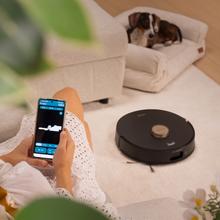 Conga Q300. Robot aspirateur et laveur de sols avec serpillères rotatives réglables. La serpillère droite s'étend sur 55 mm. Aspiration de 25 000 Pa et détection d'obstacles avancée. Nettoyage automatique de la base à l'eau chaude et au détergent, suivi d'un séchage à l'air chaud. Couverture à 100 % des coins. Brosse anti-emmêlement sans poils. Autonomie de 280 minutes.