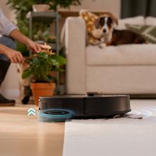 Conga Q300. Robot aspirateur et laveur de sols avec serpillères rotatives réglables. La serpillère droite s'étend sur 55 mm. Aspiration de 25 000 Pa et détection d'obstacles avancée. Nettoyage automatique de la base à l'eau chaude et au détergent, suivi d'un séchage à l'air chaud. Couverture à 100 % des coins. Brosse anti-emmêlement sans poils. Autonomie de 280 minutes.