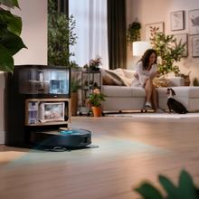 Conga Q300. Robot aspirateur et laveur de sols avec serpillères rotatives réglables. La serpillère droite s'étend sur 55 mm. Aspiration de 25 000 Pa et détection d'obstacles avancée. Nettoyage automatique de la base à l'eau chaude et au détergent, suivi d'un séchage à l'air chaud. Couverture à 100 % des coins. Brosse anti-emmêlement sans poils. Autonomie de 280 minutes.