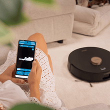 Conga Q300. Robot aspirador y friegasuelos con mopas giratorias elevables. Mopa derecha extensible 55 mm. 25000 Pa y detección avanzada de obstáculos. Limpieza en la base automática con agua caliente, detergente y secado con aire caliente. Sistema de cobertura del 100% de esquinas. Cepillo antienredos Hairless. 280 minutos de autonomía.