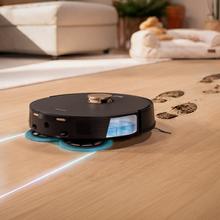 Conga Q300. Robot aspirateur et laveur de sols avec serpillères rotatives réglables. La serpillère droite s'étend sur 55 mm. Aspiration de 25 000 Pa et détection d'obstacles avancée. Nettoyage automatique de la base à l'eau chaude et au détergent, suivi d'un séchage à l'air chaud. Couverture à 100 % des coins. Brosse anti-emmêlement sans poils. Autonomie de 280 minutes.
