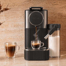 Power Caps 20 Latte Black Cafetera de cápsulas compatible con Nespresso®. Bomba de 20 bares y sistema de leche integrado. Prepara Espresso, Cappuccino, Latte y espuma de leche con un solo toque.