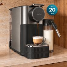 Power Caps 20 Latte Black Cafetera de cápsulas compatible con Nespresso®. Bomba de 20 bares y sistema de leche integrado. Prepara Espresso, Cappuccino, Latte y espuma de leche con un solo toque.
