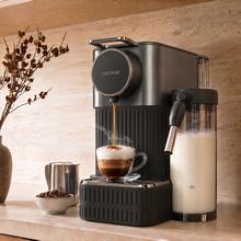 Power Caps 20 Latte Black Cafetera de cápsulas compatible con Nespresso®. Bomba de 20 bares y sistema de leche integrado. Prepara Espresso, Cappuccino, Latte y espuma de leche con un solo toque.