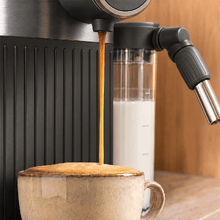 Power Caps 20 Latte Black Cafetera de cápsulas compatible con Nespresso®. Bomba de 20 bares y sistema de leche integrado. Prepara Espresso, Cappuccino, Latte y espuma de leche con un solo toque.