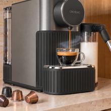 Power Caps 20 Latte Black Cafetera de cápsulas compatible con Nespresso®. Bomba de 20 bares y sistema de leche integrado. Prepara Espresso, Cappuccino, Latte y espuma de leche con un solo toque.