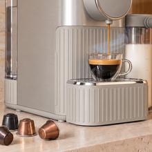 Power Caps 20 Latte White Cafetera de cápsulas compatible con Nespresso®. Bomba 20 bares y sistema de leche integrado. Prepara Espresso, Cappuccino, Latte y espuma de leche con un solo toque.