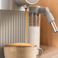 Power Caps 20 Latte White Cafetera de cápsulas compatible con Nespresso®. Bomba 20 bares y sistema de leche integrado. Prepara Espresso, Cappuccino, Latte y espuma de leche con un solo toque.