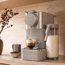 Power Caps 20 Latte White Cafetera de cápsulas compatible con Nespresso®. Bomba 20 bares y sistema de leche integrado. Prepara Espresso, Cappuccino, Latte y espuma de leche con un solo toque.