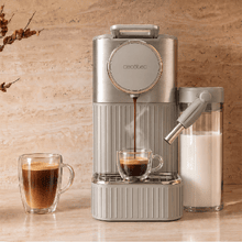 Power Caps 20 Latte White Cafetera de cápsulas compatible con Nespresso®. Bomba 20 bares y sistema de leche integrado. Prepara Espresso, Cappuccino, Latte y espuma de leche con un solo toque.