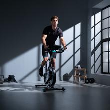 DrumFit Indoor 7000 Magno Connected Cyclette da interno con resistenza magnetica per un allenamento silenzioso, connettività Bluetooth, design sportivo compatto, sella e manubrio ergonomici e regolabili, schermo LCD, supporto per tablet, fermapiedi e ruote per il trasporto.