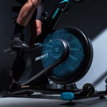 DrumFit Indoor 7000 Magno Connected Cyclette da interno con resistenza magnetica per un allenamento silenzioso, connettività Bluetooth, design sportivo compatto, sella e manubrio ergonomici e regolabili, schermo LCD, supporto per tablet, fermapiedi e ruote per il trasporto.