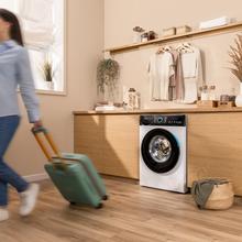 Lavatrice Bolero DressCode 6165 Inverter bianca con capacità di 6 kg e 1200 giri/min, 11 programmi, classe A-10%, motore Inverter Plus, Steam Max, pulizia del cestello, programma rapido 15', avvio ritardato, blocco bambini e pannello di controllo con display a LED.