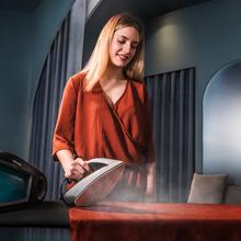 IronHero 3200 Steam Station Centrale vapeur horizontale de 3200 W avec pression de 8 bars, semelle en céramique ultra-glissante, système de sécurité Auto Shut Off, filtre anti-calcaire, anti-gouttes et système d’auto-nettoyage. Jet de vapeur de 420 g/min et vapeur continue de 150 g/min.