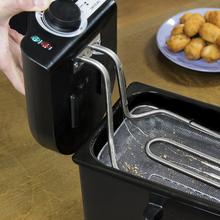 Cleanfry 3 L Black+ Freidora eléctrica 3 litros de acero inoxidable con filtro OilCleaner que mantiene el aceite limpio. Lacada en negro, con 2000 W de potencia y 3 litros de capacidad. Tapa con ventana y filtro antiolores. CleanFry 3 L Black de Cecotec.