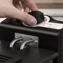 Cleanfry 3 L Black+ Freidora eléctrica 3 litros de acero inoxidable con filtro OilCleaner que mantiene el aceite limpio. Lacada en negro, con 2000 W de potencia y 3 litros de capacidad. Tapa con ventana y filtro antiolores. CleanFry 3 L Black de Cecotec.