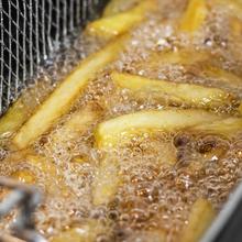 Cleanfry 3 L Black+ Freidora eléctrica 3 litros de acero inoxidable con filtro OilCleaner que mantiene el aceite limpio. Lacada en negro, con 2000 W de potencia y 3 litros de capacidad. Tapa con ventana y filtro antiolores. CleanFry 3 L Black de Cecotec.