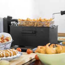 Cleanfry 3 L Black+ Freidora eléctrica 3 litros de acero inoxidable con filtro OilCleaner que mantiene el aceite limpio. Lacada en negro, con 2000 W de potencia y 3 litros de capacidad. Tapa con ventana y filtro antiolores. CleanFry 3 L Black de Cecotec.