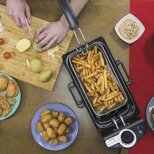 Cleanfry 3 L Black+ Freidora eléctrica 3 litros de acero inoxidable con filtro OilCleaner que mantiene el aceite limpio. Lacada en negro, con 2000 W de potencia y 3 litros de capacidad. Tapa con ventana y filtro antiolores. CleanFry 3 L Black de Cecotec.