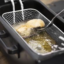 Cleanfry 3 L Black+ Freidora eléctrica 3 litros de acero inoxidable con filtro OilCleaner que mantiene el aceite limpio. Lacada en negro, con 2000 W de potencia y 3 litros de capacidad. Tapa con ventana y filtro antiolores. CleanFry 3 L Black de Cecotec.